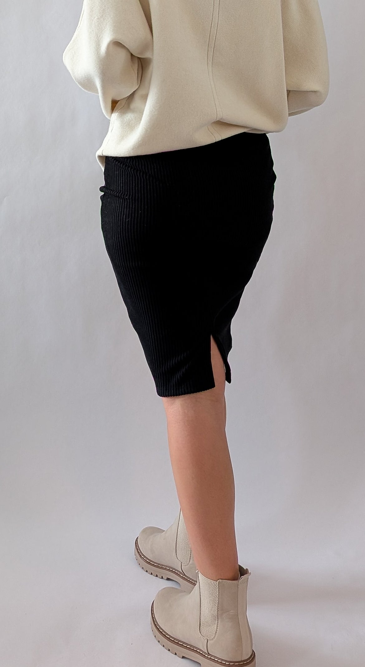 'Lydia' Ribbed Knit Midi Skirt in Black