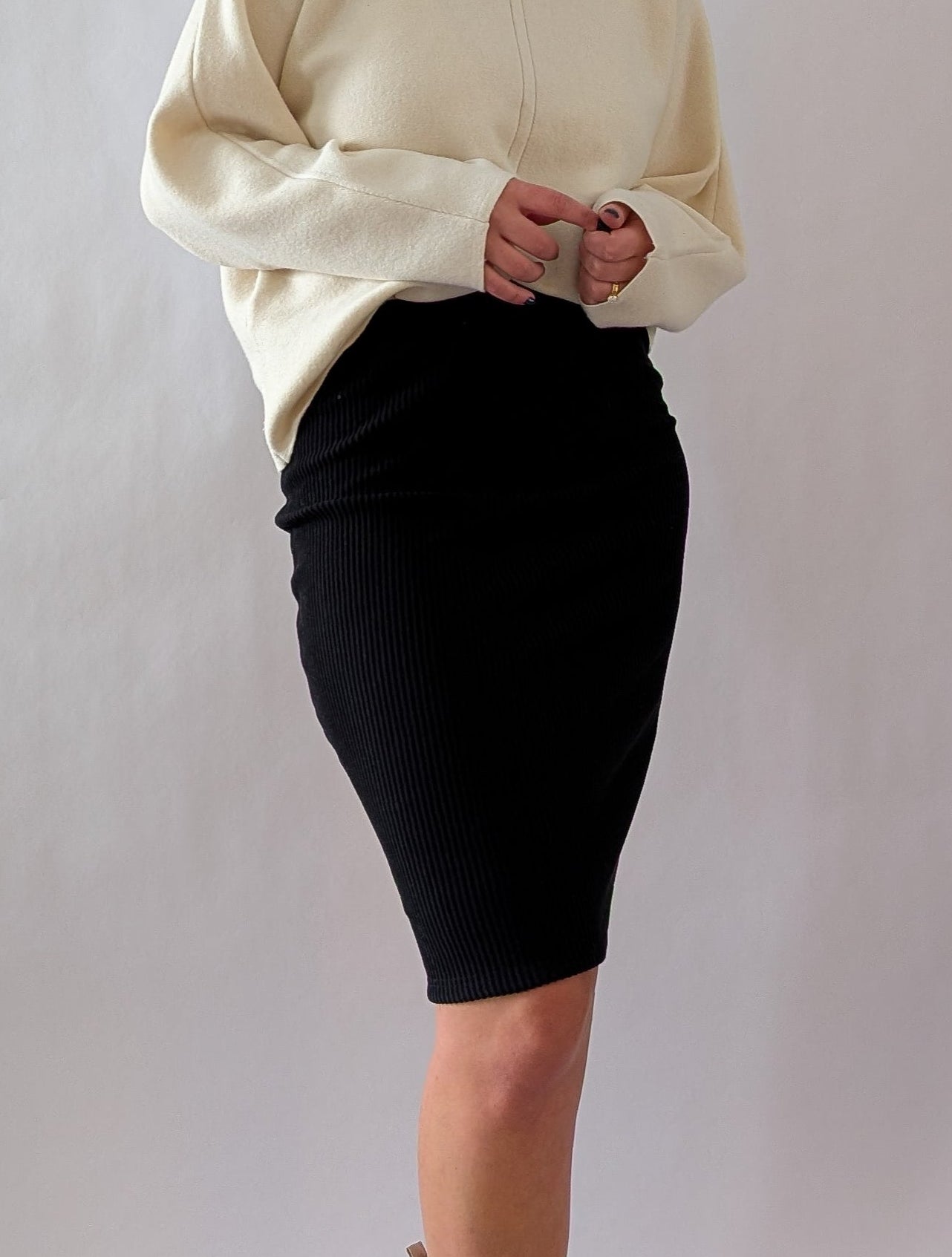 'Lydia' Ribbed Knit Midi Skirt in Black