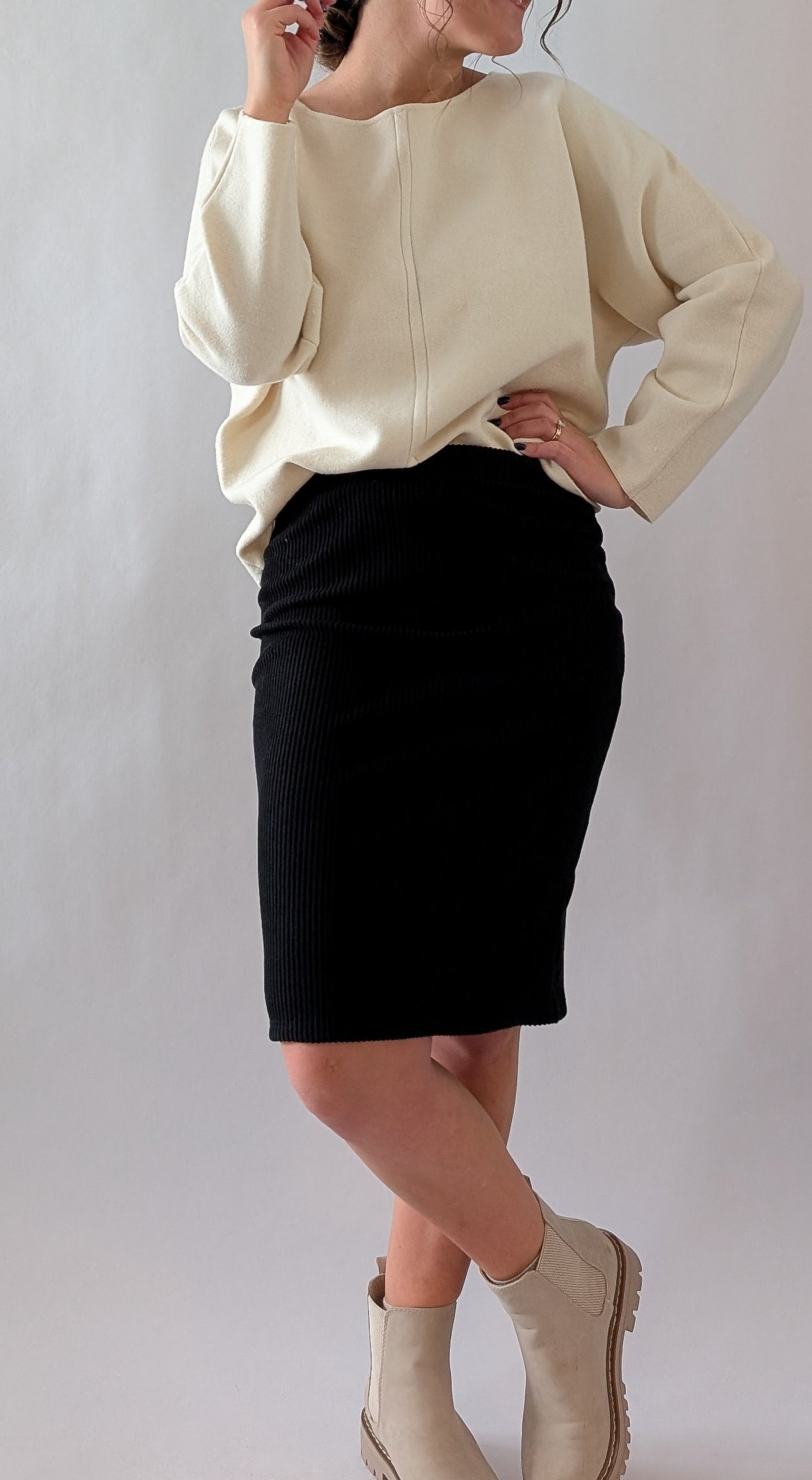 'Lydia' Ribbed Knit Midi Skirt in Black