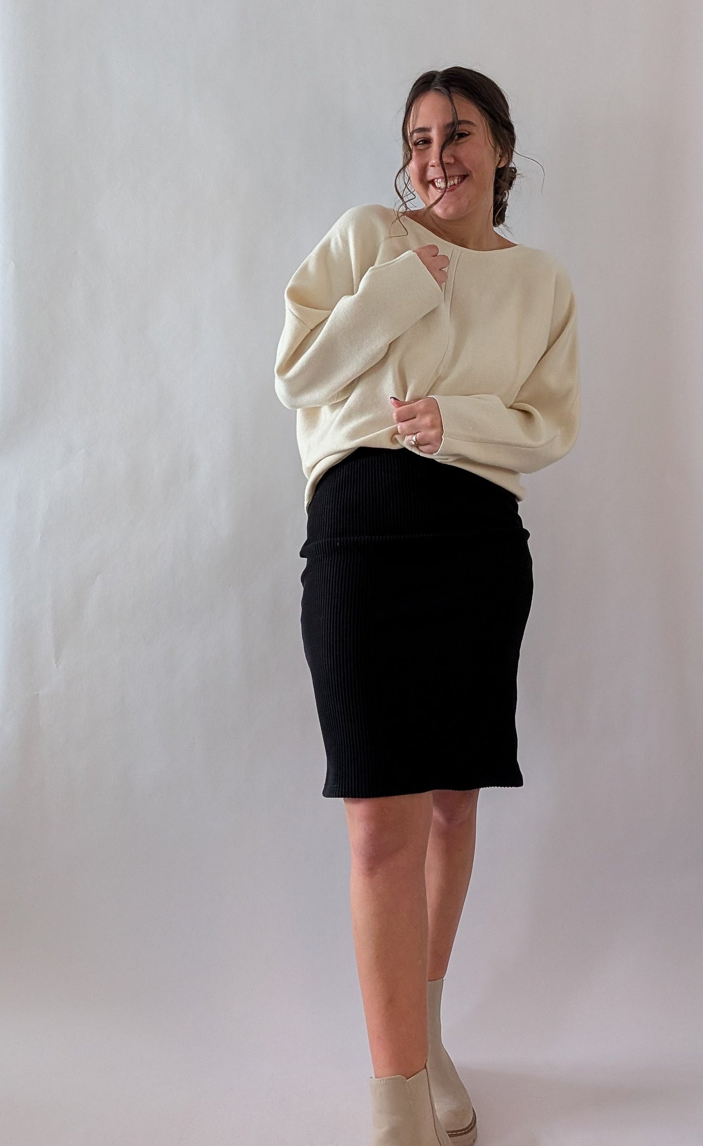 'Lydia' Ribbed Knit Midi Skirt in Black
